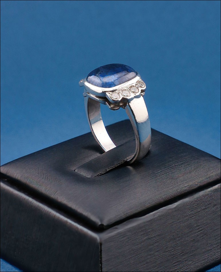 Vintage White 18k Gold Ring With 7,94 Ct. Sapphire And 8 Natural Diamonds
