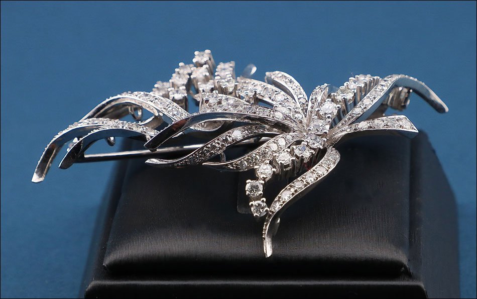 Vintage Brooch, Circa 1970, In 18k White Gold With 119 Genuine Diamonds-photo-4