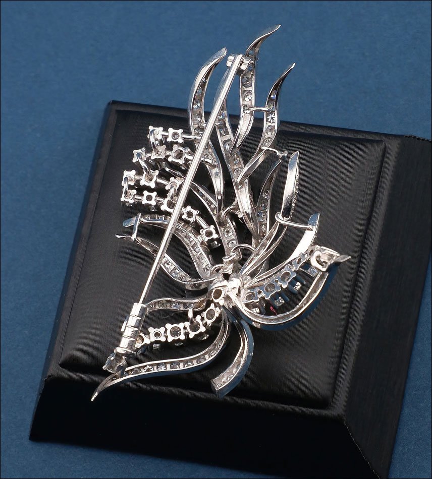 Vintage Brooch, Circa 1970, In 18k White Gold With 119 Genuine Diamonds-photo-3