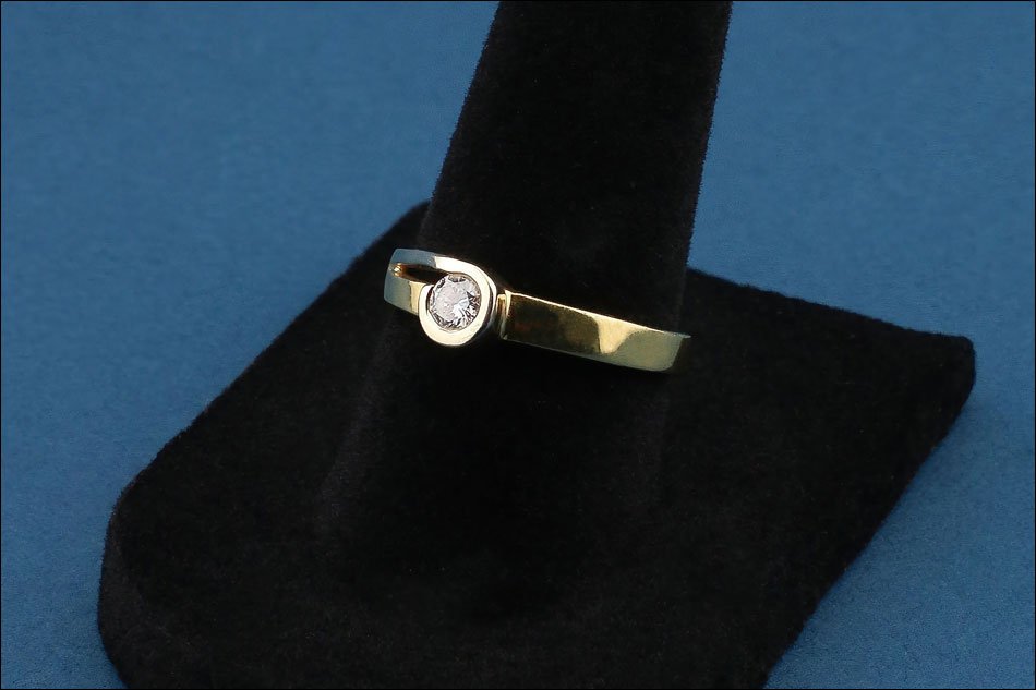 Vintage Solitaire Ring In 18k Gold With 3.5 Mm Natural Diamond-photo-3