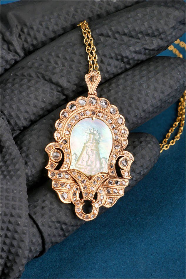 Ancien Pendentif Vierge des Désemparés en Or 18K avec Diamants et Nacre. Espagne, milieu XXe si-photo-3