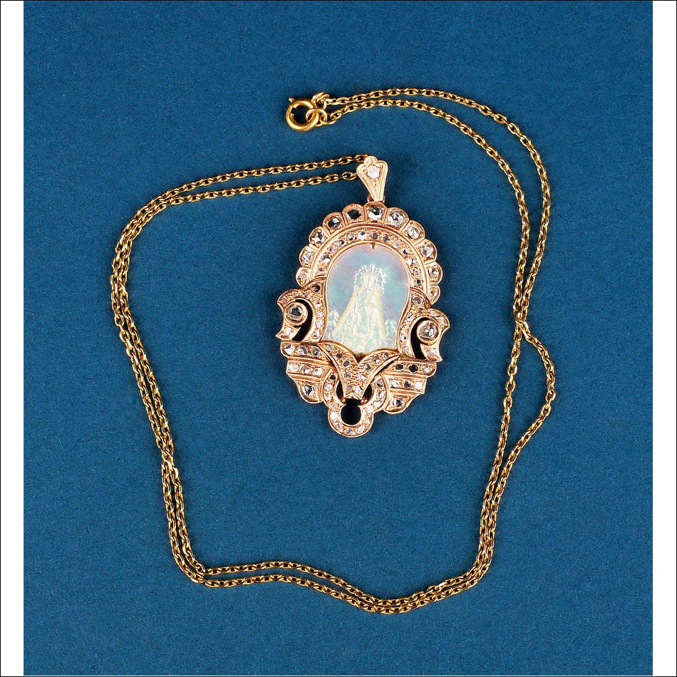 Ancien Pendentif Vierge des Désemparés en Or 18K avec Diamants et Nacre. Espagne, milieu XXe si