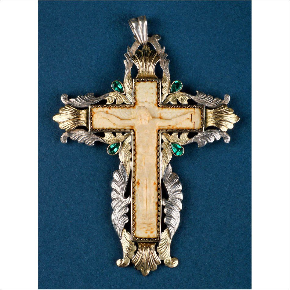 Croix de Poitrine Ancienne en Argent avec Christ Sculpté et émeraudes. Espagne, XIXe si