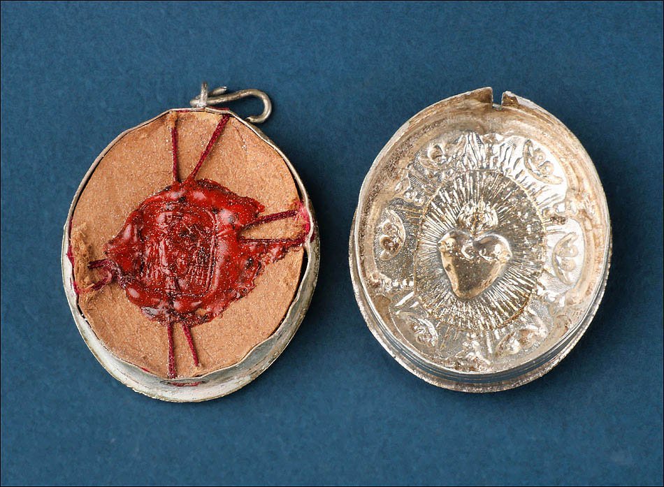 Ancien Reliquaire avec Reliques du Saint-Sépulcre et de la Sainte Crèche de Jésus-Christ-photo-1
