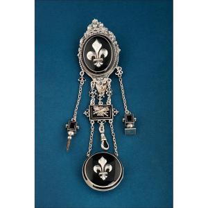 Ancienne Leontine Ou Chatelaine Française En Métal Argenté Et émail. France, Vers 1840