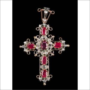 Ancienne Croix de Poitrine en Or 18K avec Rubis et Diamants Naturels. Espagne, vers 1900-1920