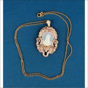 Ancien Pendentif Vierge des Désemparés en Or 18K avec Diamants et Nacre. Espagne, milieu XXe si