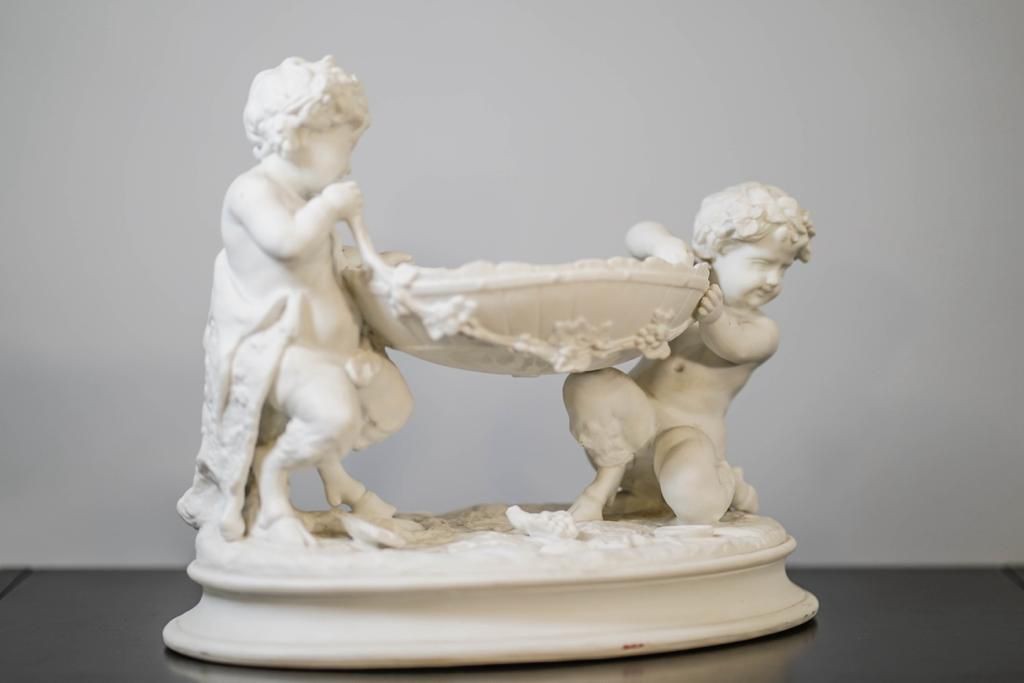 Centre de table en porcelaine blanche en forme de biscuit