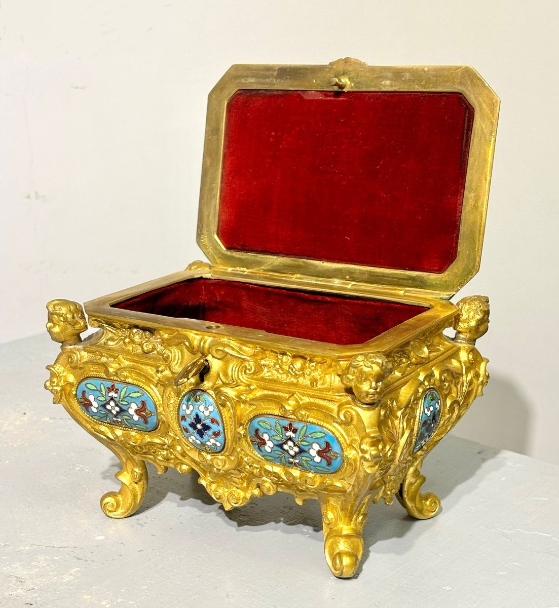 Boîte à bijoux en bronze doré et émail-photo-2
