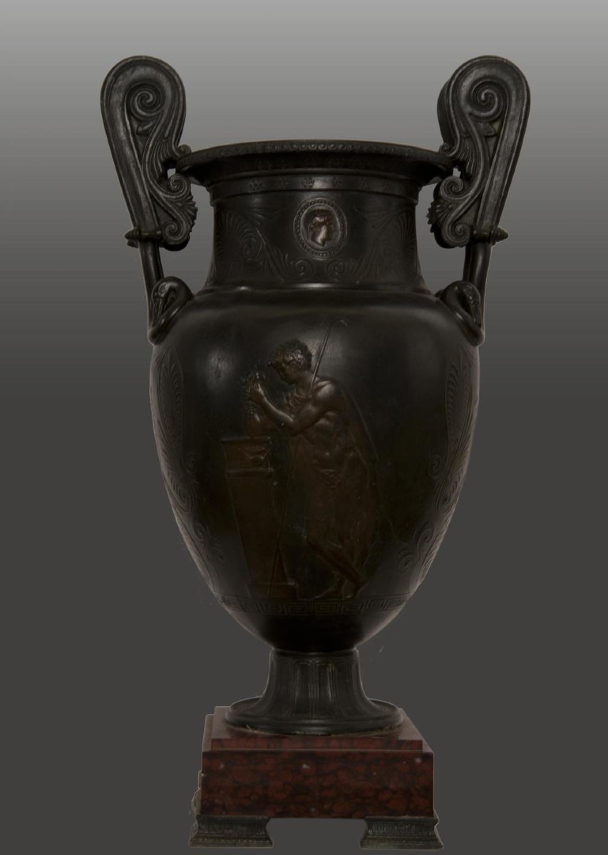 Vase en bronze à base en marbre