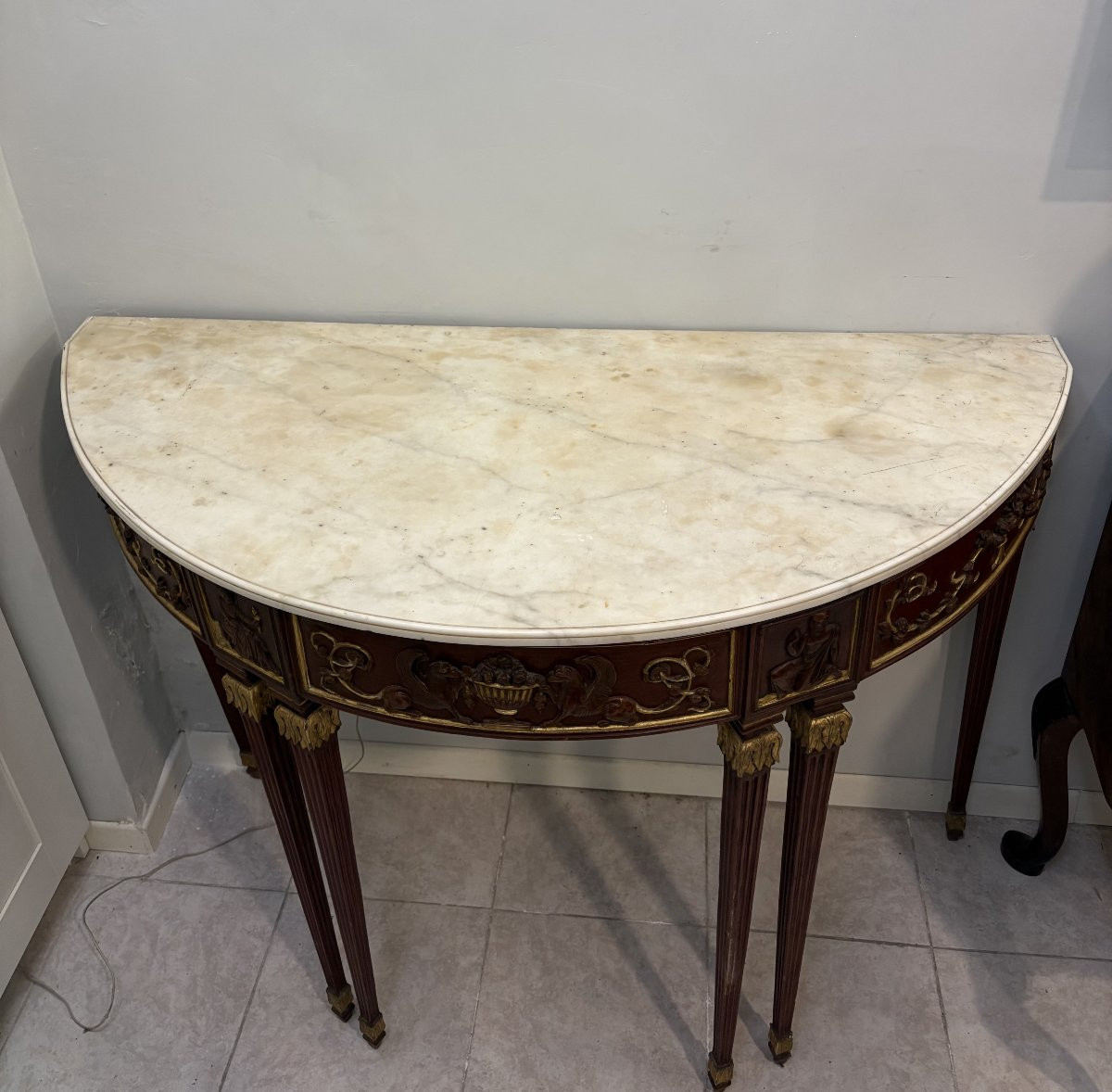 Console demi-lune à six pieds en bois laqué et doré-photo-2