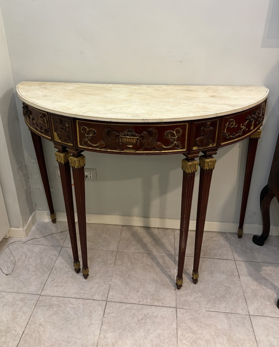 Console demi-lune à six pieds en bois laqué et doré