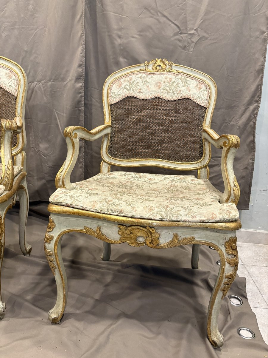 Paire de fauteuils en bois laqué et doré-photo-2