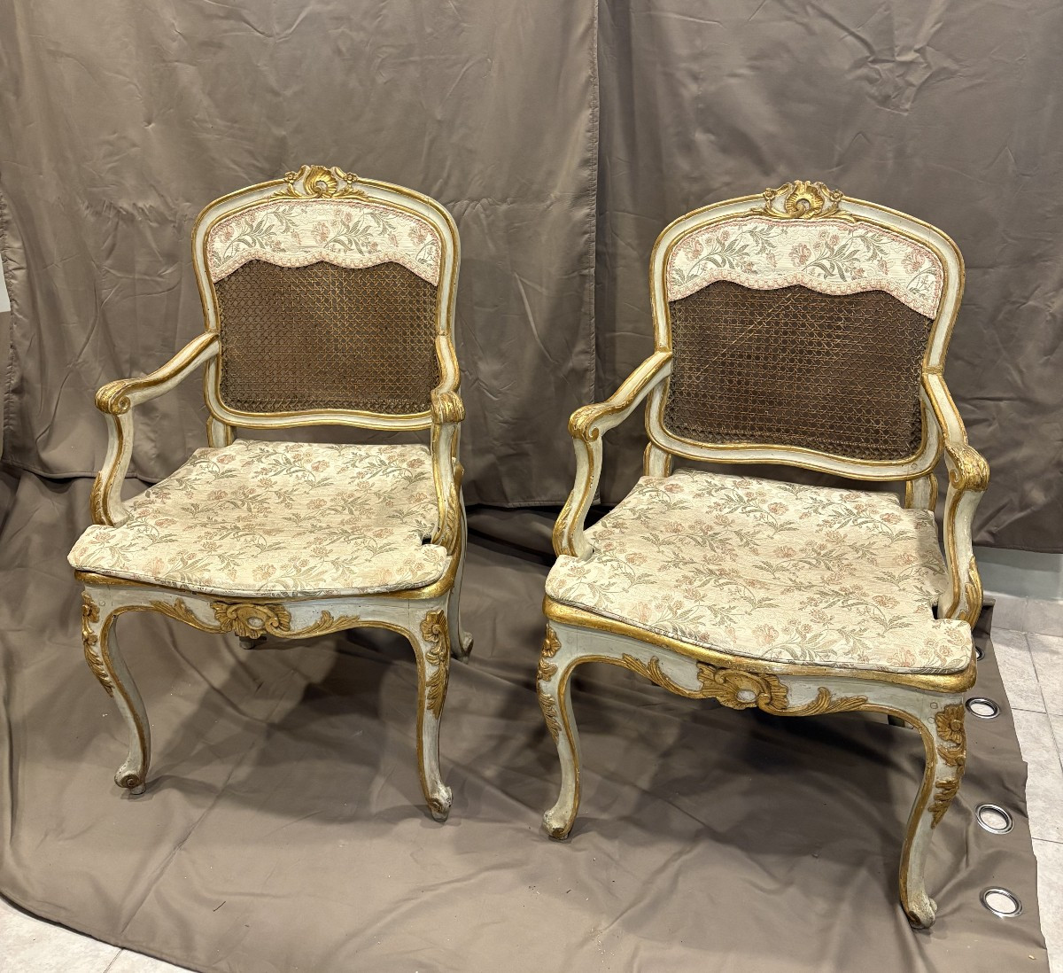 Paire de fauteuils en bois laqué et doré