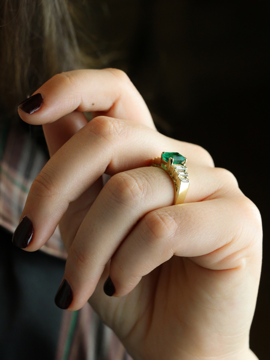 Muzo 1.9 Carat Art Deco Yellow Gold Ring With Colombian Emerald Diamonds-photo-2