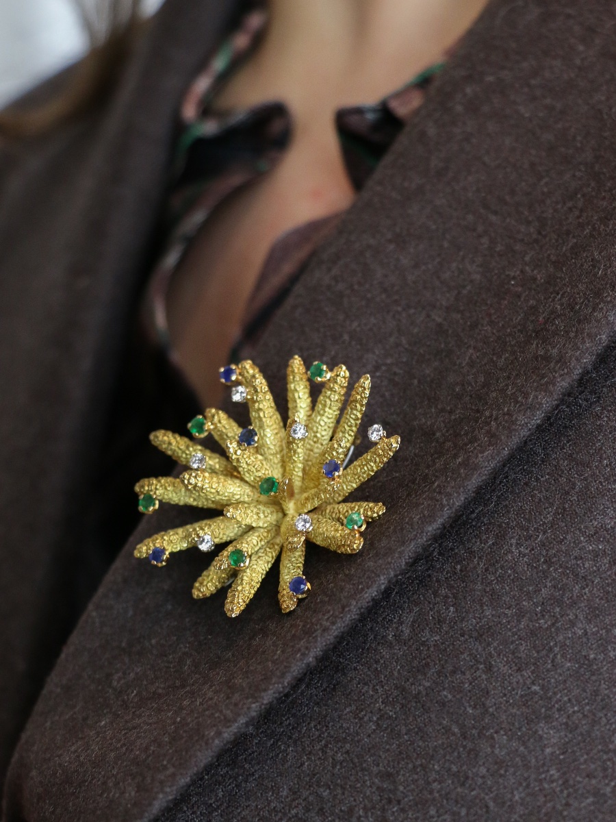 Vintage Anemone Brooch In Yellow Gold With Diamonds, Emeralds, And Sapphires-photo-2