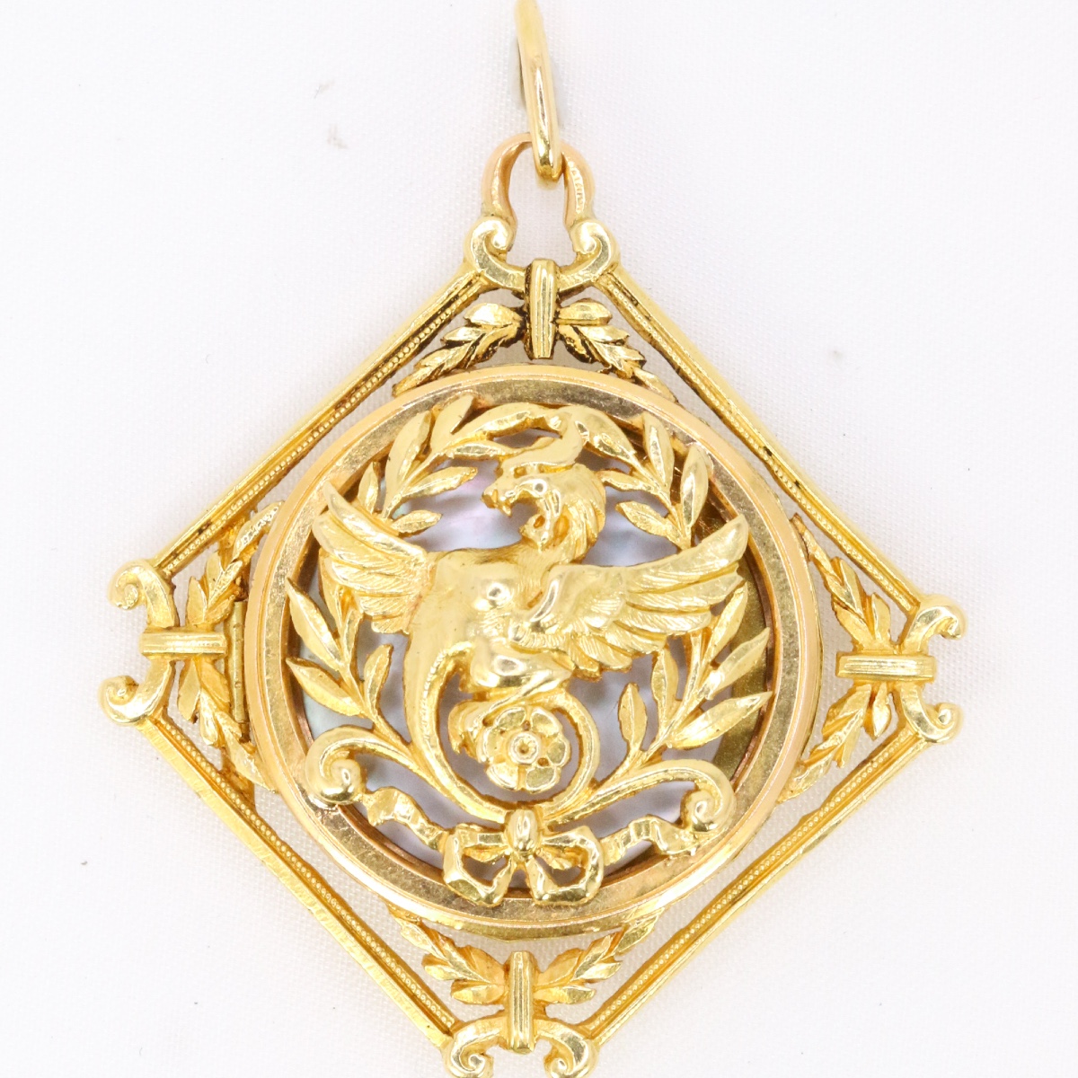 Pendentif Chimère Art Nouveau or jaune nacre