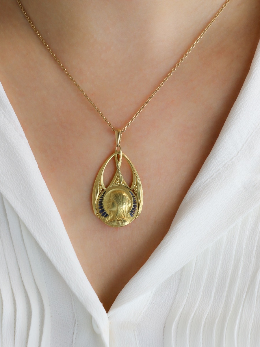 Médaille Art Nouveau Vierge de profil or jaune émail plique-à-jour bleu-photo-2