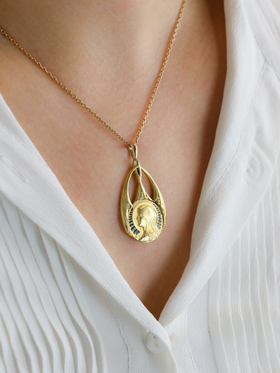 Médaille Art Nouveau Vierge de profil or jaune émail plique-à-jour bleu-photo-1