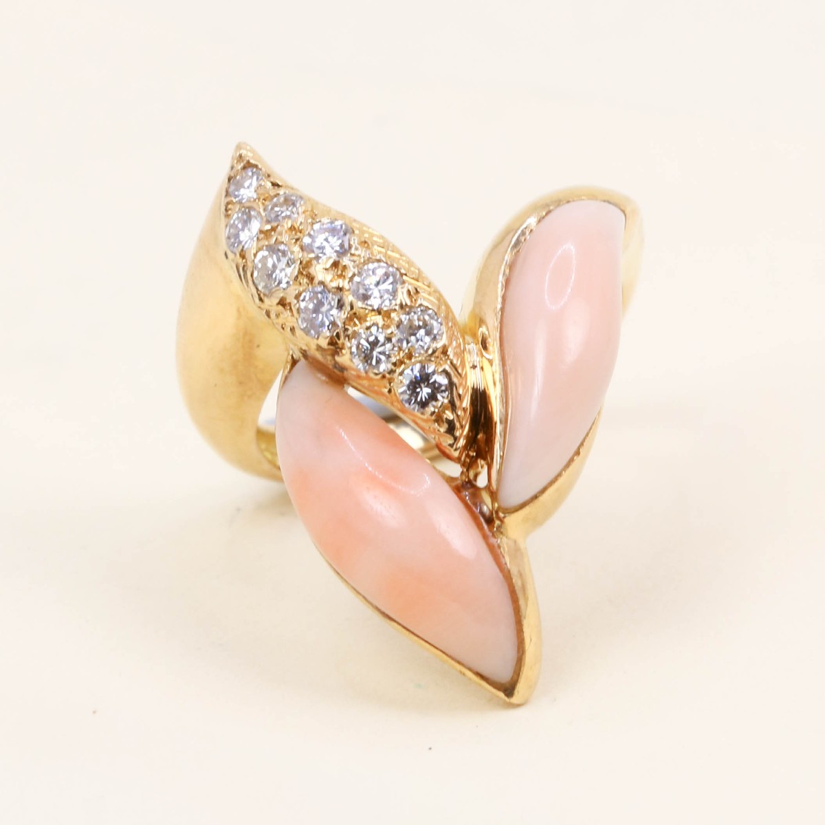 Bague or jaune corail peau d'ange diamants