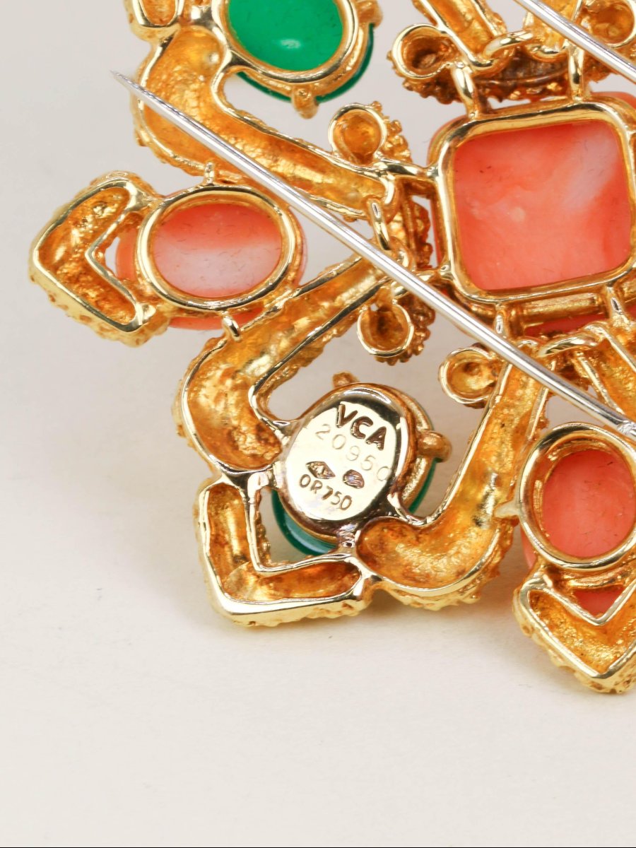 Van Cleef & Arpels Delphos Pendant Brooch Yellow Gold Coral Chrysoprase-photo-4