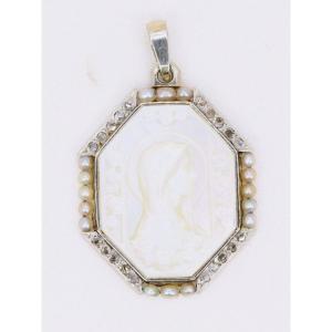 Médaille Art-déco En Or Blanc, Nacre, Diamants Et Perles Fines