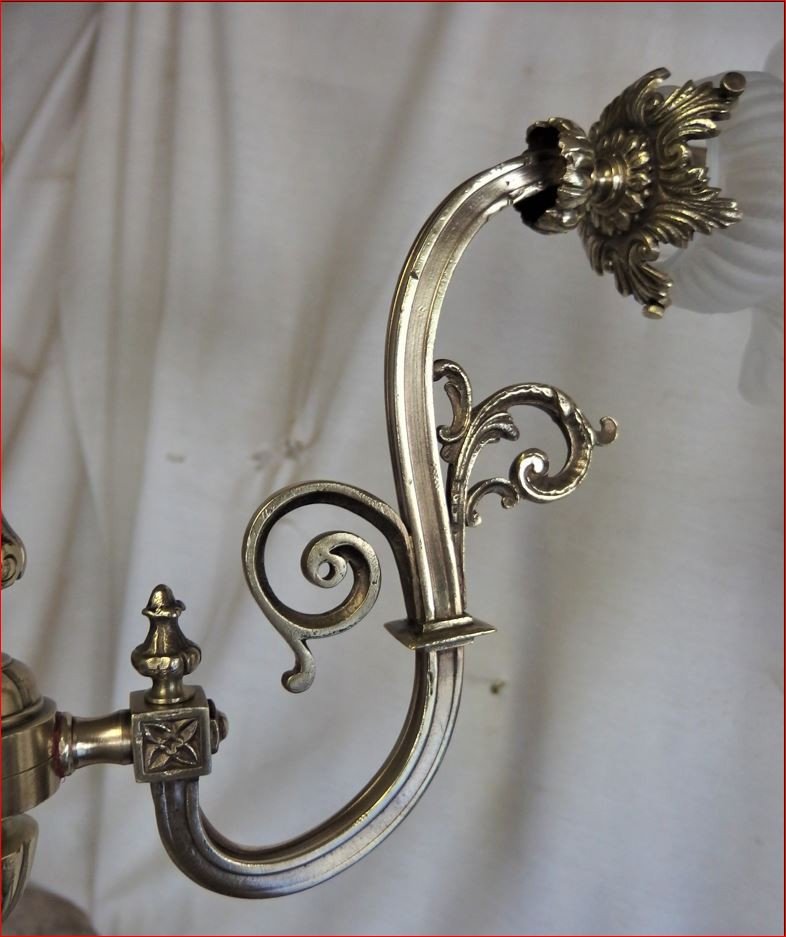 Lustre En Bronze Et Trois Tulipes En Verre .-photo-5