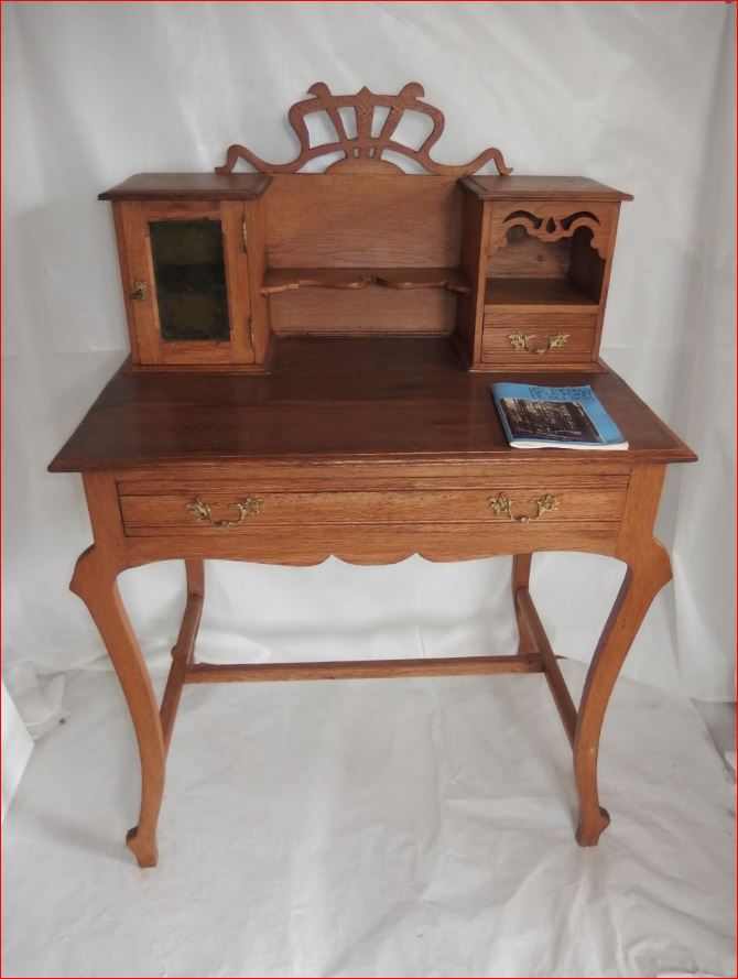 Petit Bureau Inspiré De l'Art Nouveau.