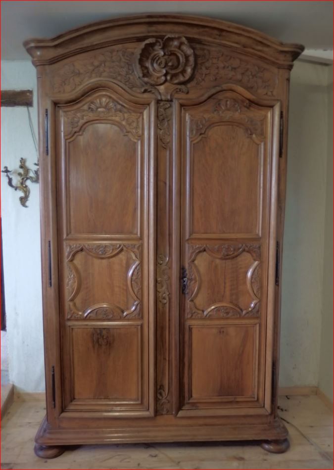 Armoire Lyonnaise En Noyer.