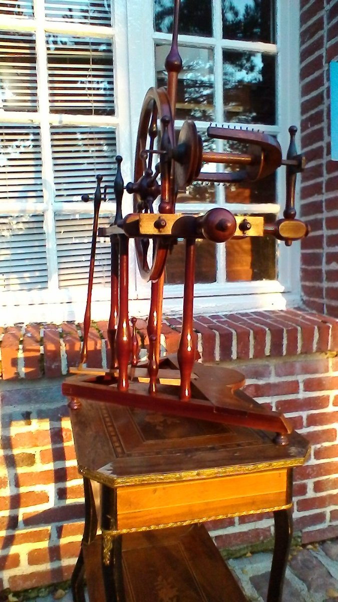 Mahogany Spinning Wheel-photo-2