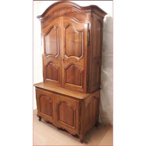 Buffet Deux Corps En Noyer 18ème Siècle.