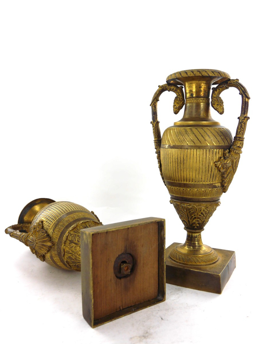 Paire de vases en bronze doré formant bougeoirs d'époque Empire, XIXe-photo-2