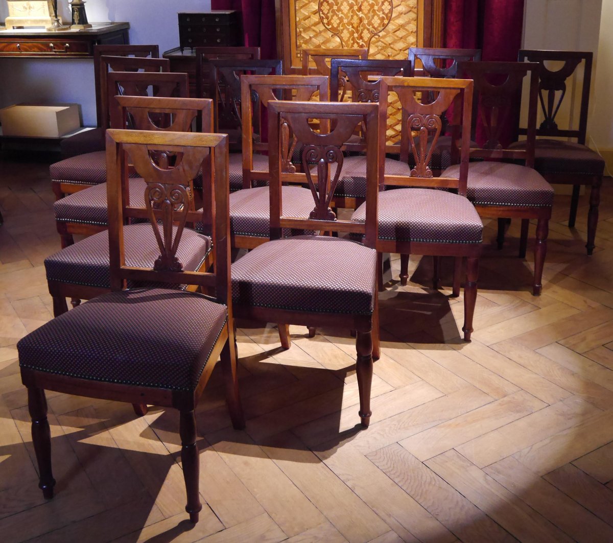 Suite de 15 chaises d'époque Empire provenant du Sénat, début XIXe