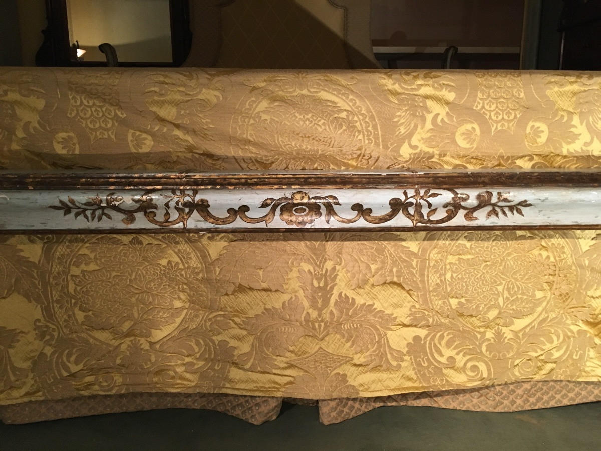 Lit D’époque Fin XVIIIe Siècle, En Bois Laqué Avec Ornements Dorés à La Feuille. -photo-3