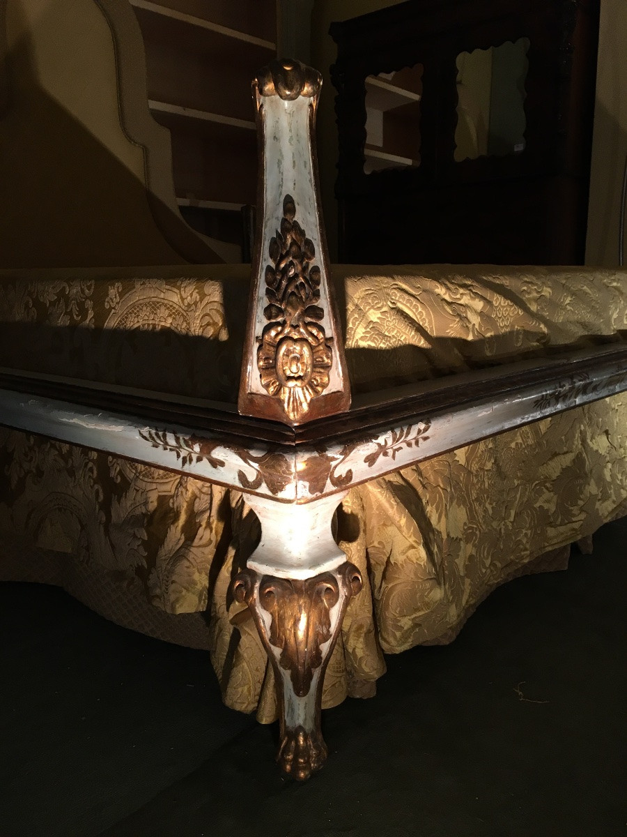 Lit D’époque Fin XVIIIe Siècle, En Bois Laqué Avec Ornements Dorés à La Feuille. -photo-4