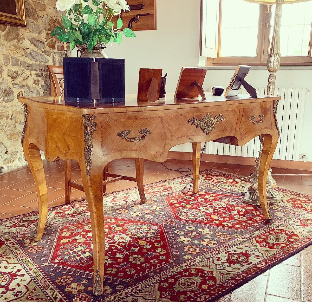 Bureau En Bois De Noyer Avec Trois Tiroirs, France Du Début Des Années 1900.