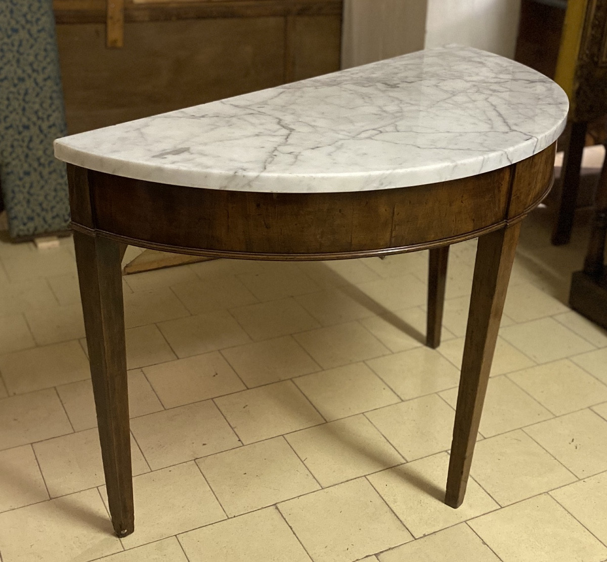 Console ou table demi-lune en noyer avec dessus en marbre fin 19ème.