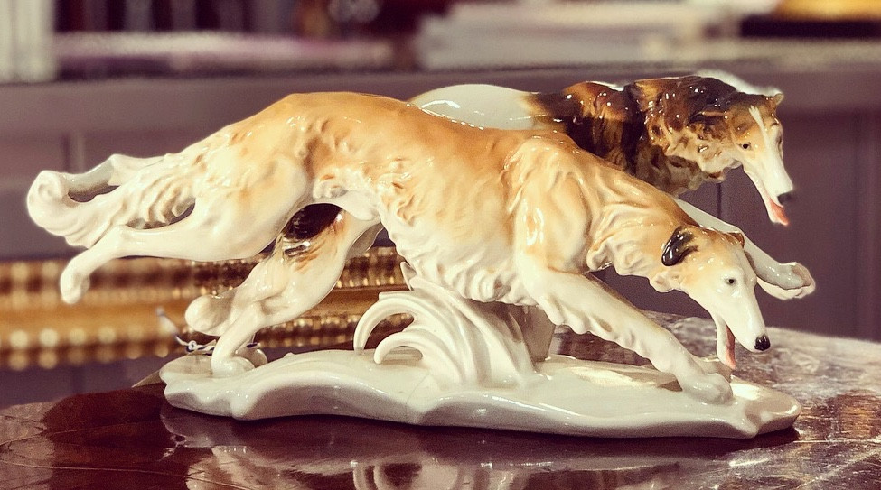 Statue En Porcelaine Représentant Deux Lévriers De Course. Karl Ens Allemagne 1900.