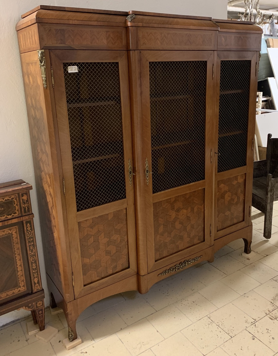 Bibliothèque plaquée en érable et palissandre, ornée de détails en bronze, France, XXᵉ siècle.