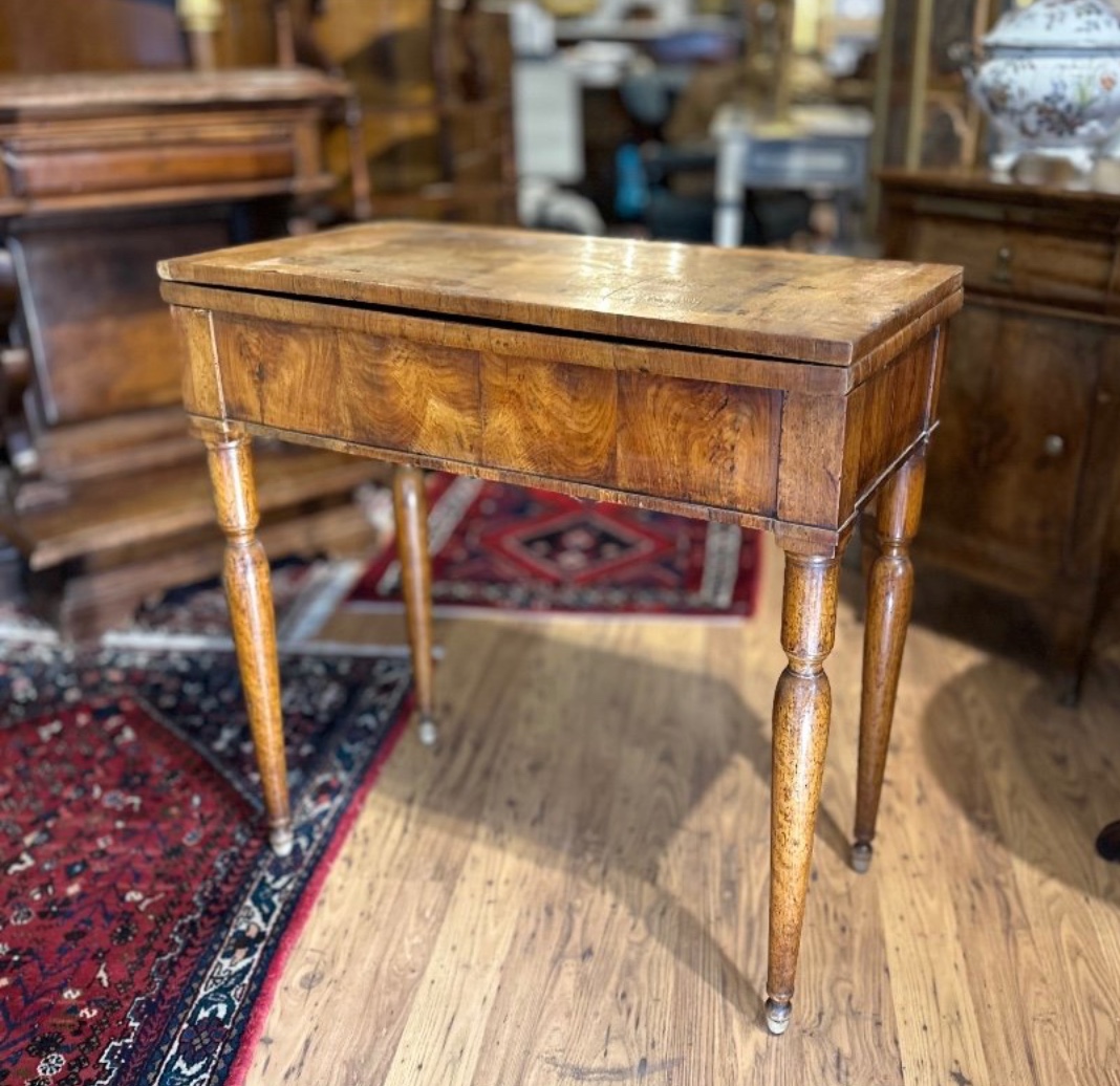 Table de jeu ancienne en noyer – Milieu du XIXᵉ siècle