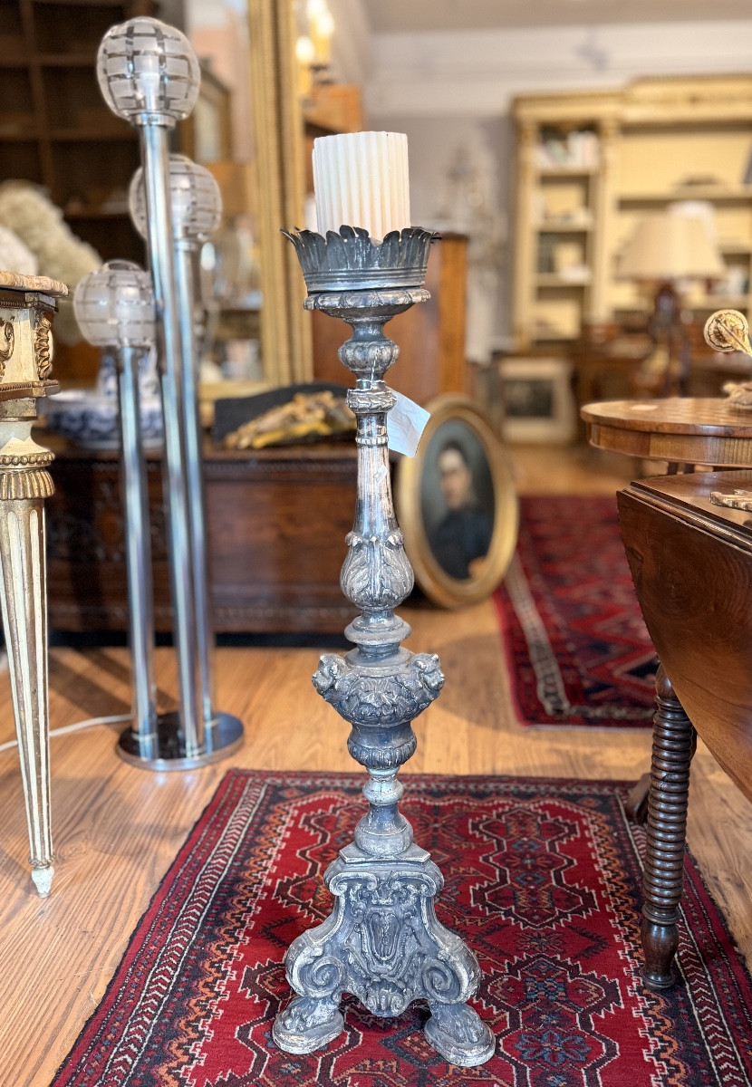 Paire de Chandeliers en Bois Sculpté et Argenté à la Feuille Gênes, fin du XVIIIe siècle