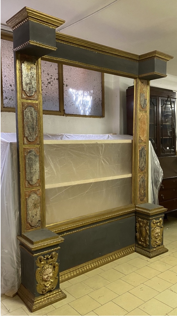 Paire de colonnes architecturales baroques italiennes monumentales du XVIIe siècle 