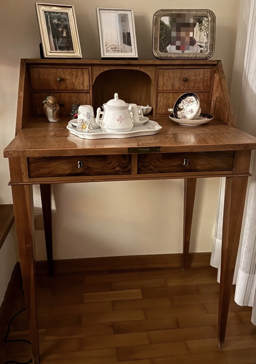 Secrétaire à abattant du XIXᵉ siècle en bois massif de noyer 