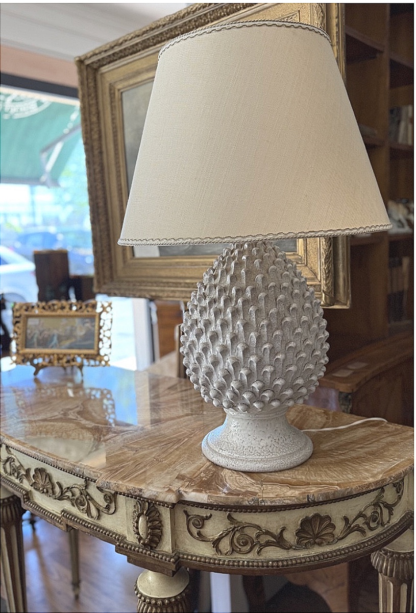 Élégante lampe de table en forme de pomme de pin, réalisée en céramique