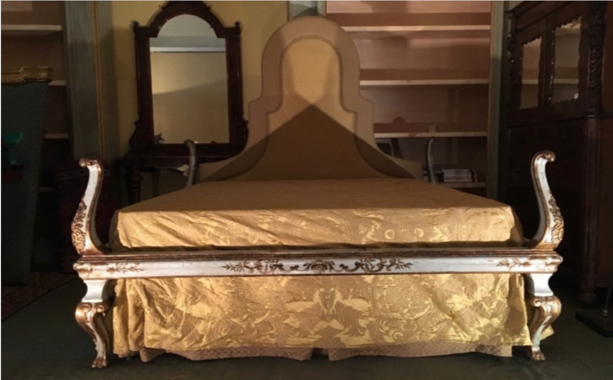 Lit de la fin du XVIIIe siècle laqué et décoré à la feuille d’or-photo-2