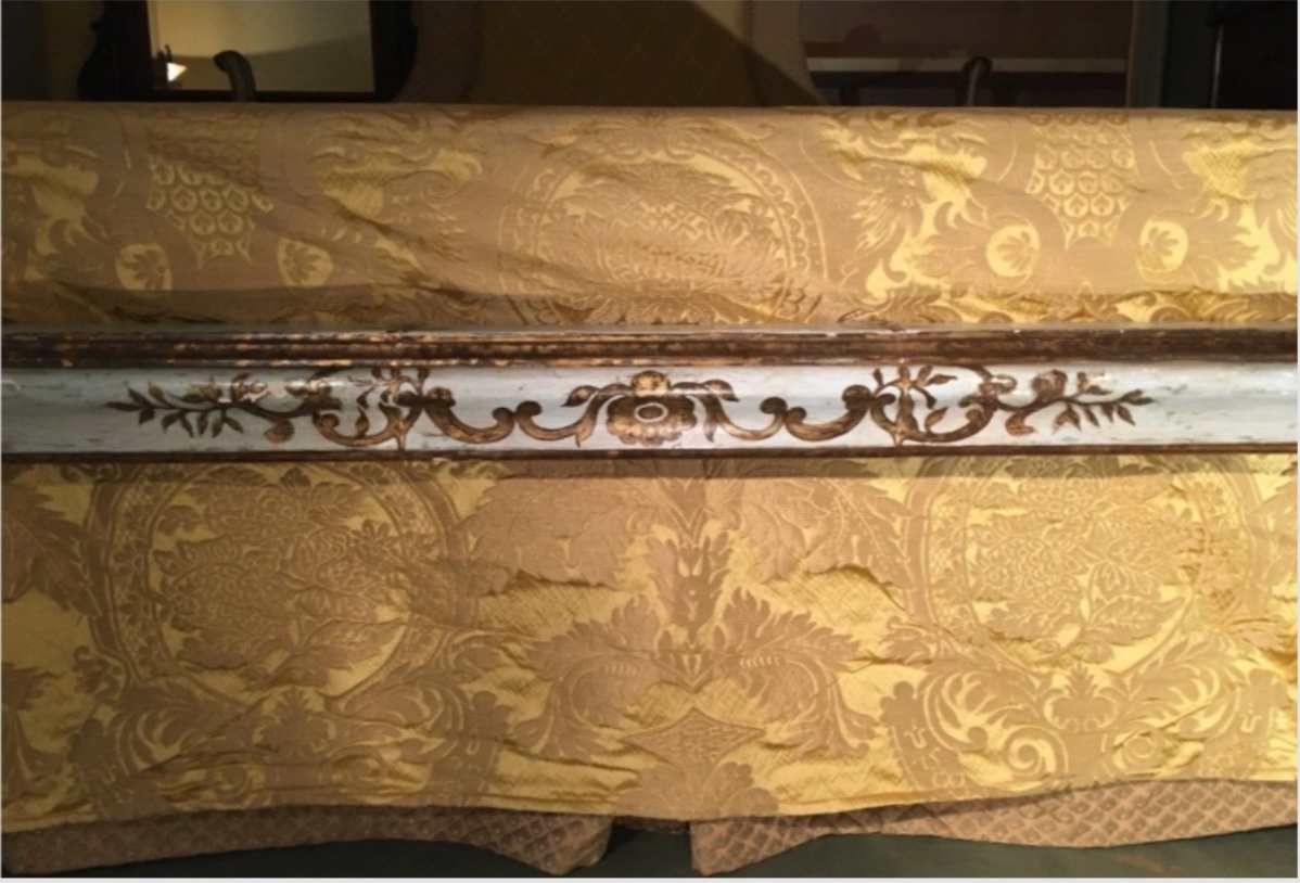 Lit italien de la fin du XVIIIe siècle, en bois finement laqué et richement décoré à la feuille-photo-2