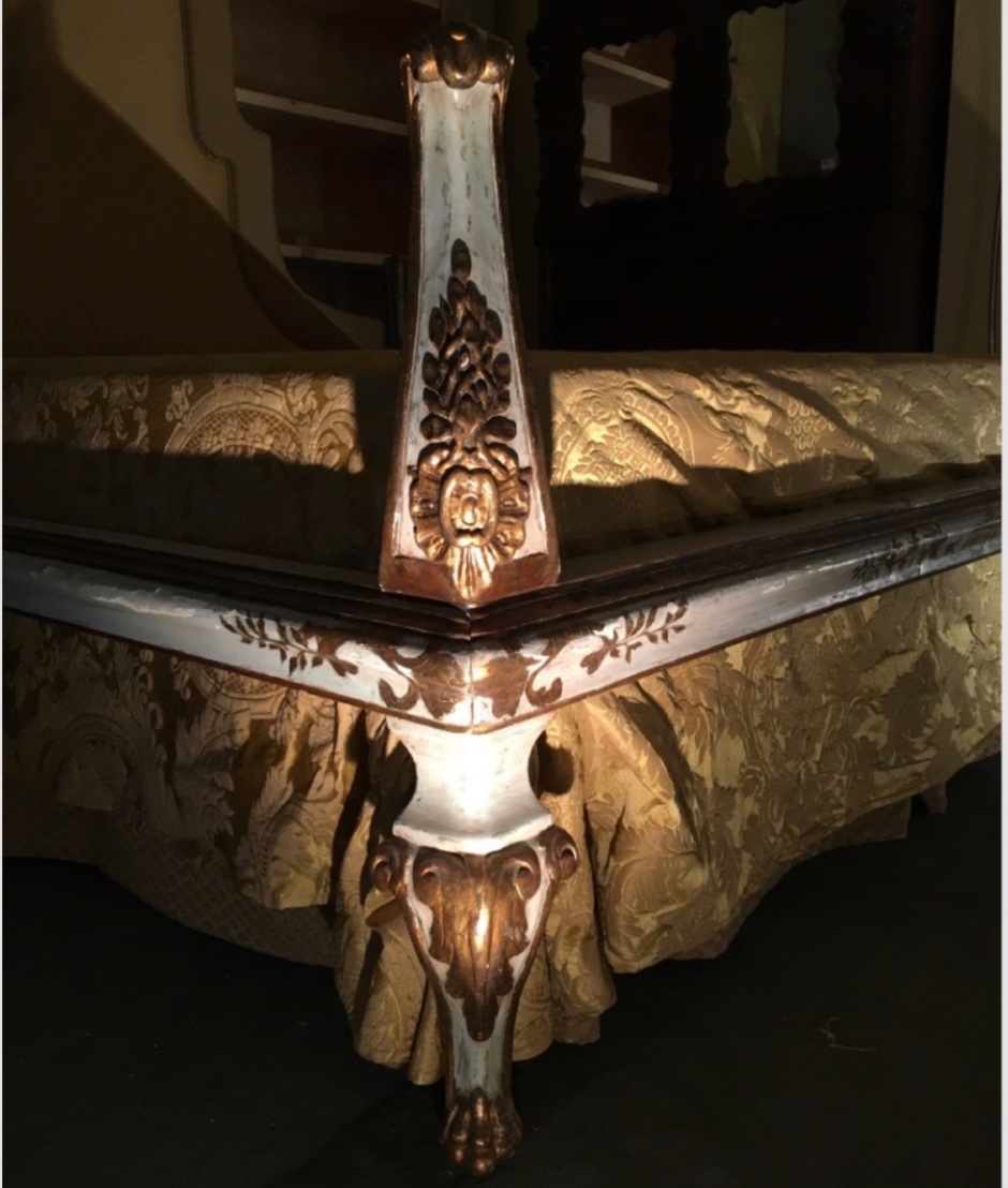 Lit italien de la fin du XVIIIe siècle, en bois finement laqué et richement décoré à la feuille-photo-3