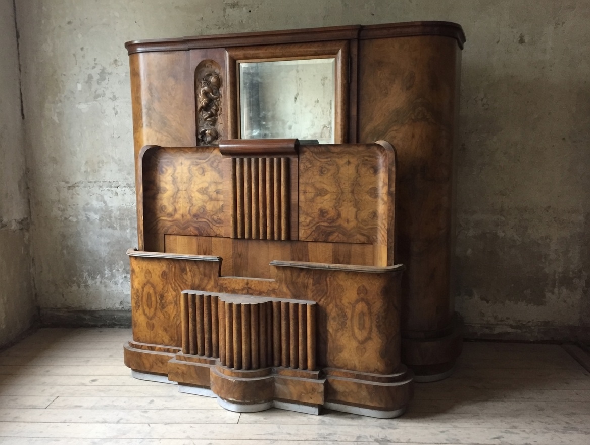 Ensemble de chambre Art Déco – Lit double, armoire et paire de tables de chevetAnnées 1920