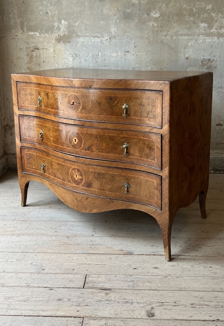 Commode napolitaine de la fin du XVIIIᵉ siècle