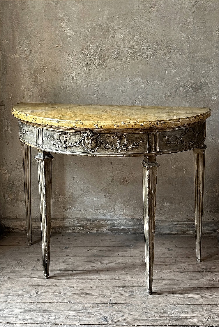 Console demi-lune de manufacture italienne de la fin du XVIIIᵉ 